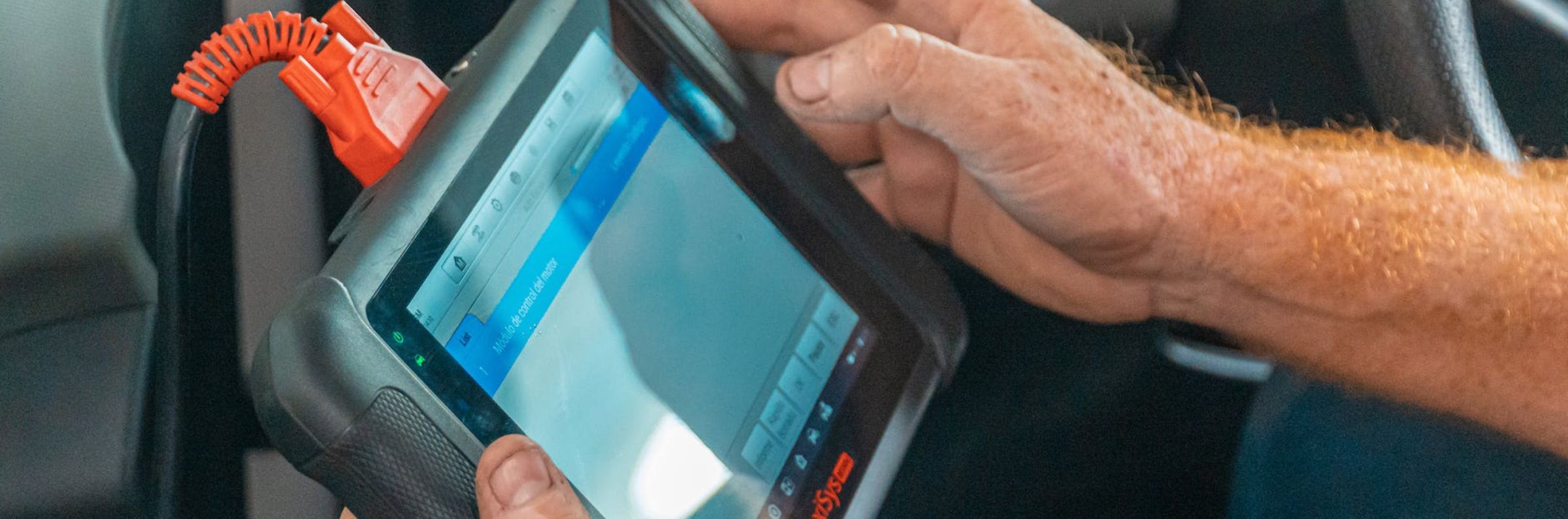 Mecánico realizando diagnosis del vehículo