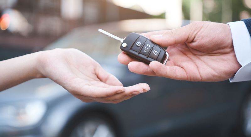 cliente recibiendo las llaves de su nuevo coche