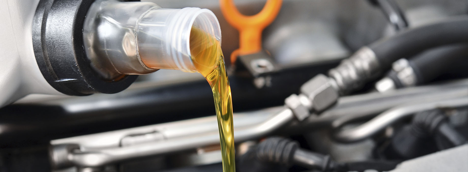 mecanico vertiendo aceite de motor 